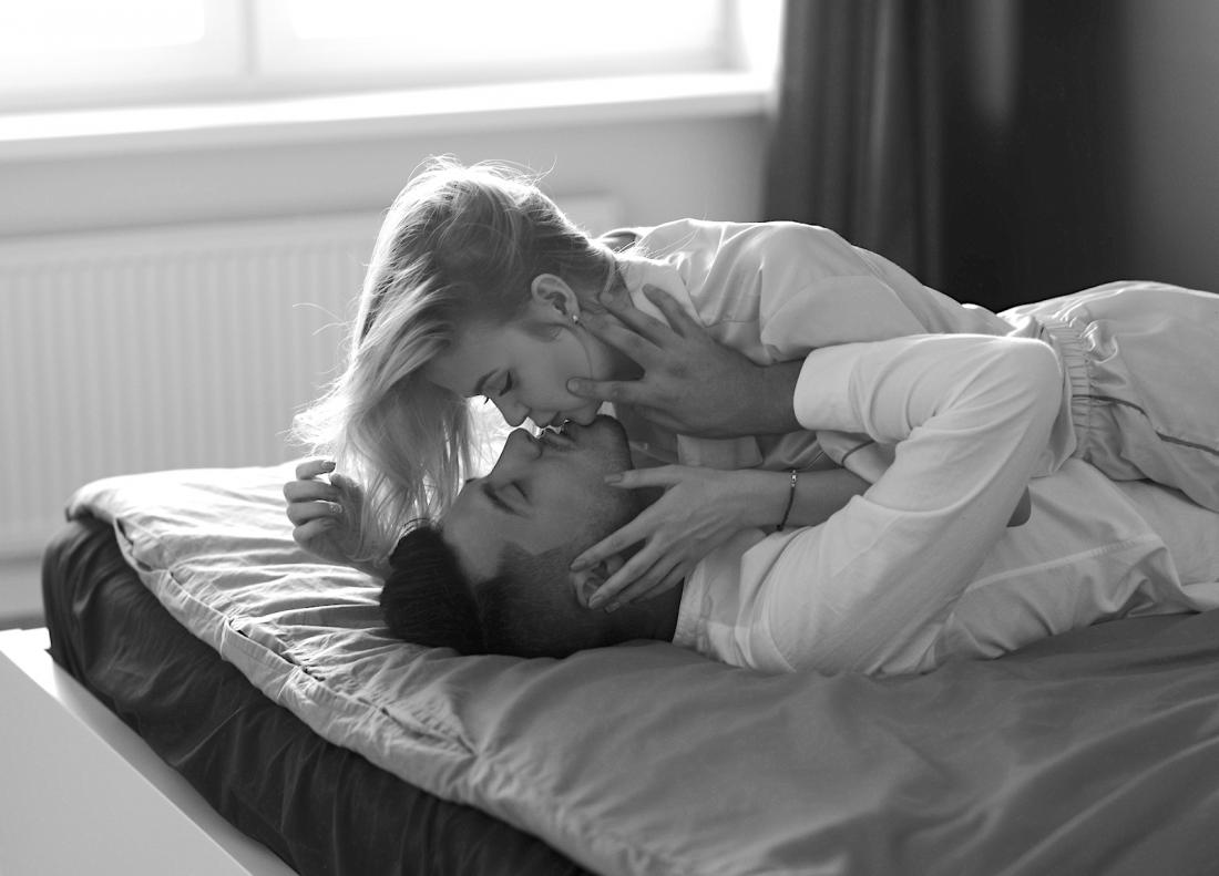 ljubezen_seks_strast_postelja_moski_zenska_par_poljubljanje.jpg