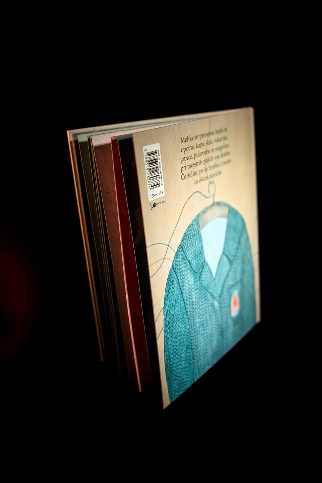 Knjiga Mojstri pajki , ilustrirana knjiga, ki je izšla pod založbo Manični poet, napisala jo je Nuša Komplet, Nea pa opremila z ilustracijami.