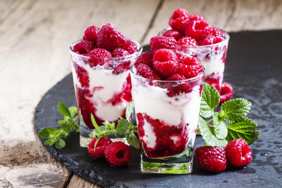 Sadni jogurti, še posebno tisti, ki imajo na dnu stekleničke sadni delež, vsebujejo veliko sladkorja. Zato je bolje, da običajnemu grškemu jogurtu dodate doma narezano sadje ter s tem popestrite okus. 