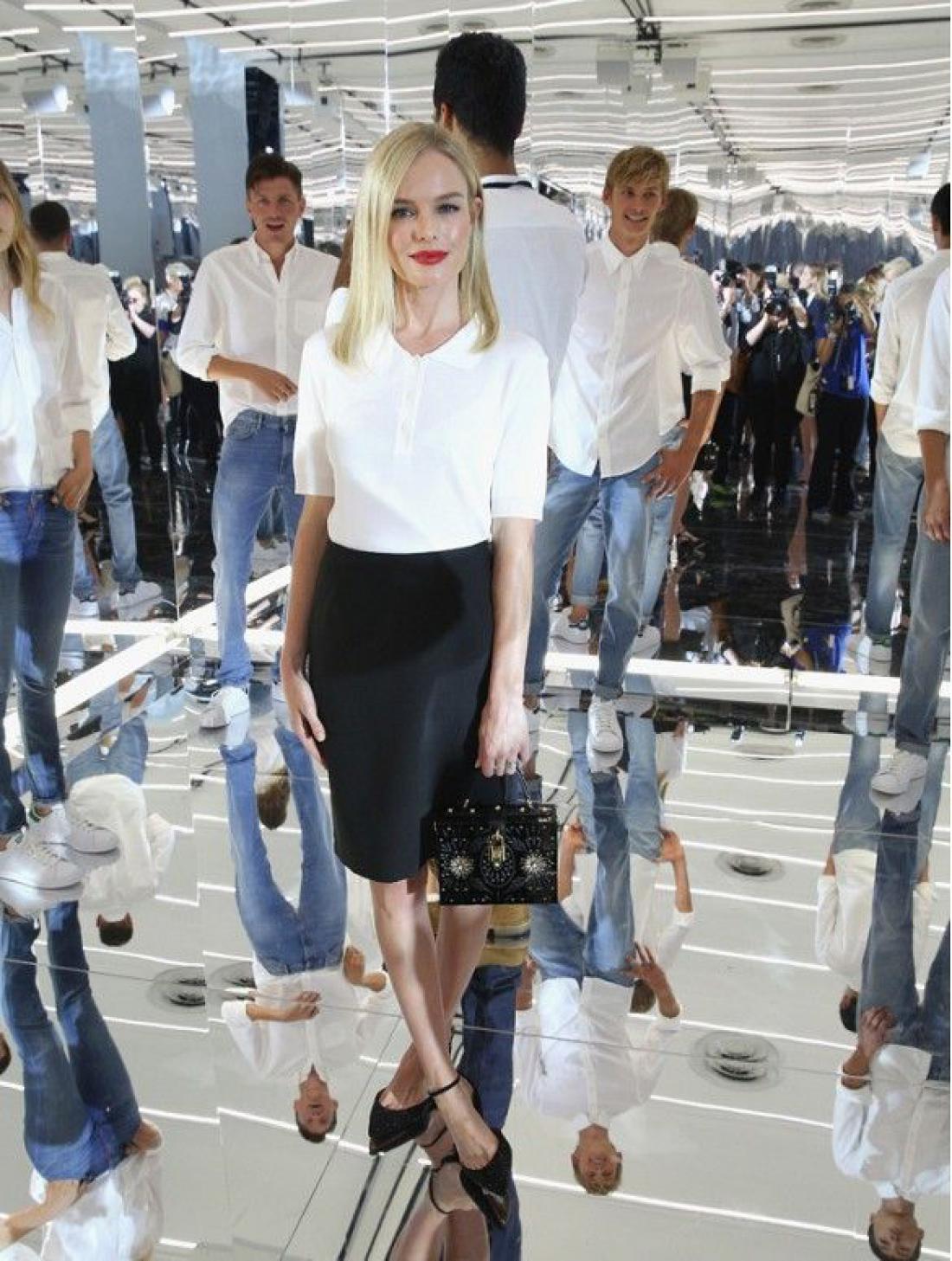 Kate Bosworth je klasično belo polo majico kombinirala z elegantnim krilom, salonarji in večerno torbico ter zablestela.