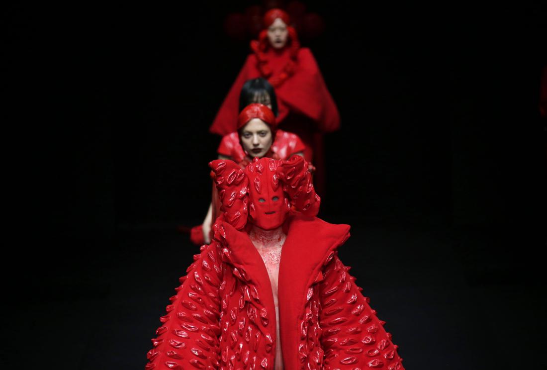 Kitajski teden mode je v Pekingu sklenil oblikovalec Hu Sheguang.
