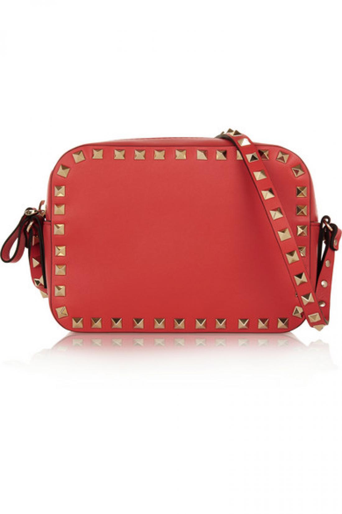 Živahna torbica hiše Valentino je kljub barvi več kot primerna za elegantne kombinacije. 