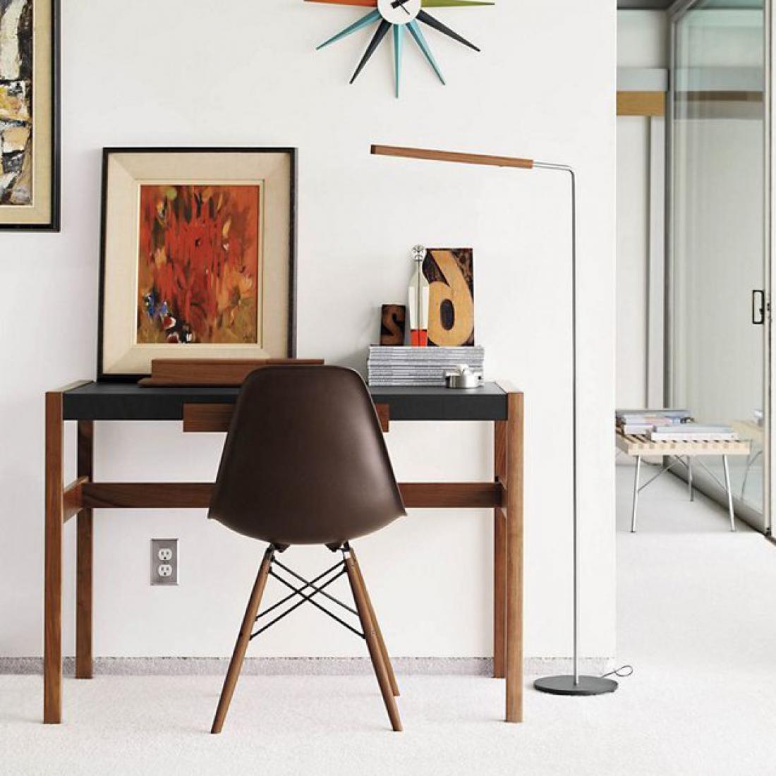 Danski oblikovalec Jens Risom si je leta 1968 za svoj dom oblikoval nevpadljiv kos, ki naj bi služil kot miza za branje in beleženje zapiskov. Njegova vizionarna napoved minimalističnega trenda je mizo popeljala med ikonične kose.