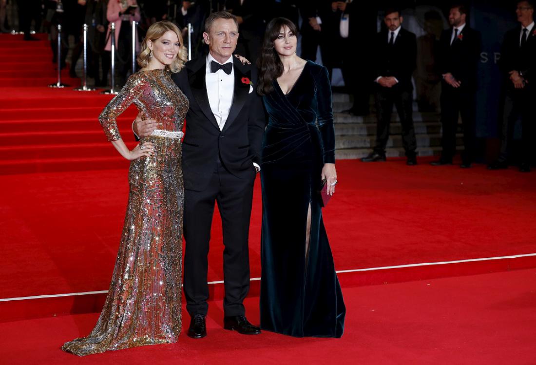 Kot Bond je imel Daniel Craig tokrat kar dve Bondovi dekleti: Leo Seydoux in Monico Bellucci.