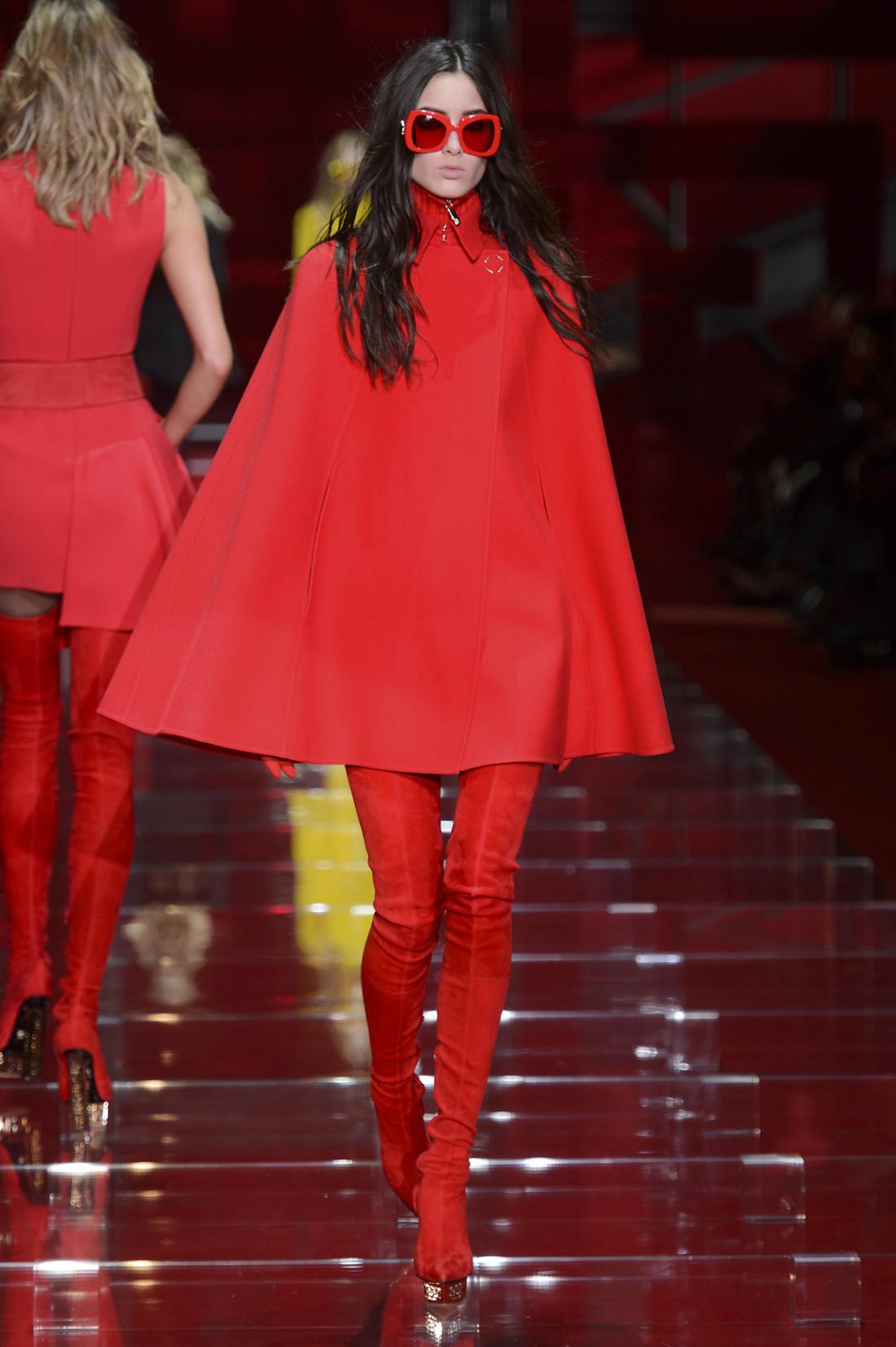 Versace ogreva z živo rdečo barvo.