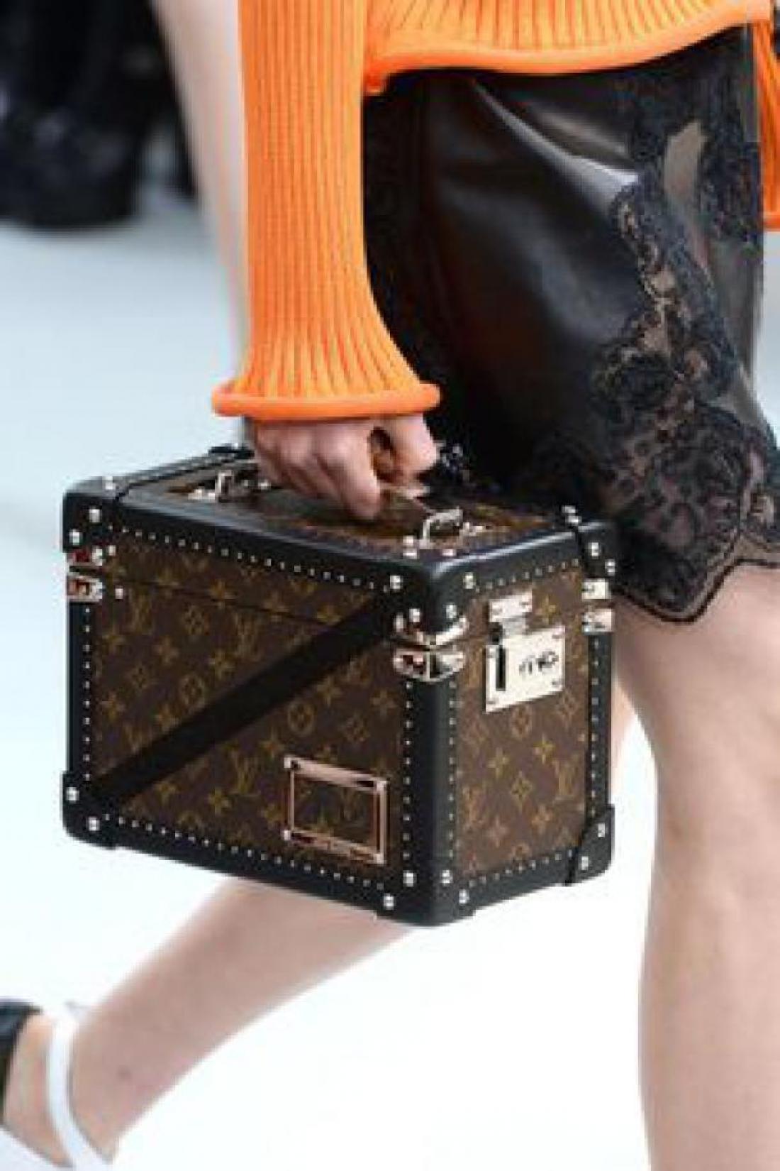 Louis Vuitton si je za to sezono za zvečer omislil pomanjšane verzije nekoč tako popularnih kozmetičnih potovalnih kovčkov.