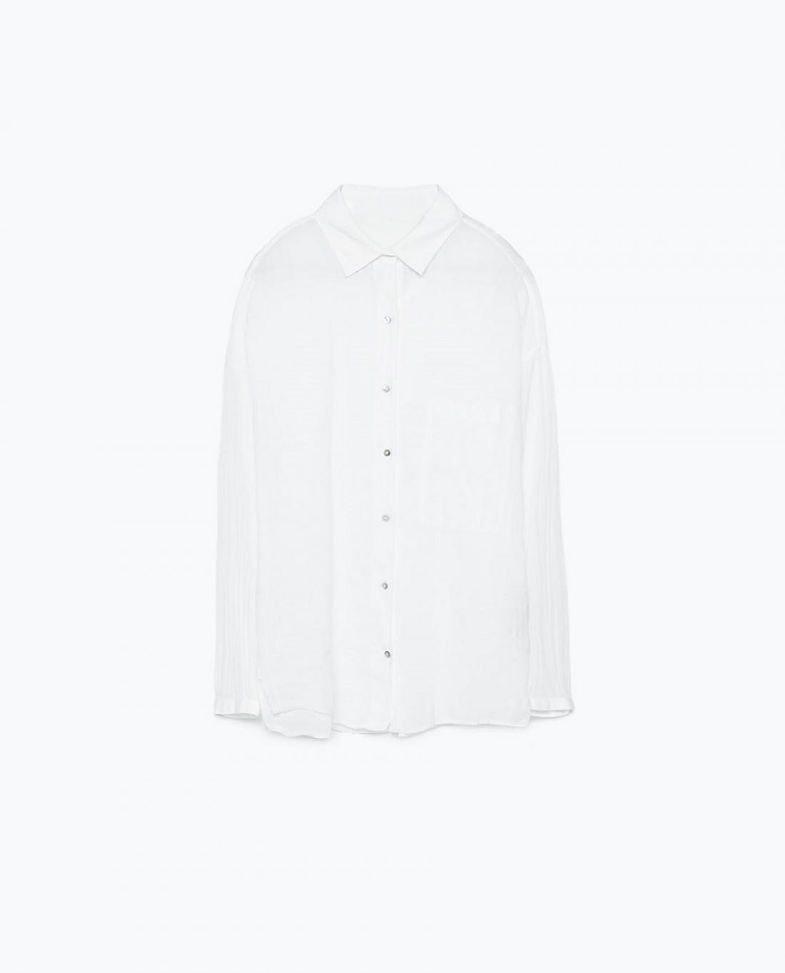 Preprosto belo srajco boste našli tudi v Zari.
