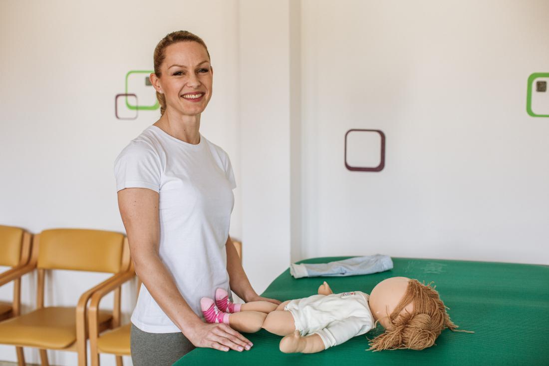 Fizioterapevtka svetuje, kako pravilno dvigujemo dojenčka (VIDEO)