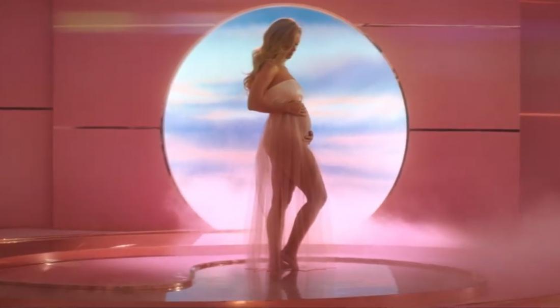 Katy Perry novico o nosečnosti razkrila na najbolj nenavaden način (VIDEO)