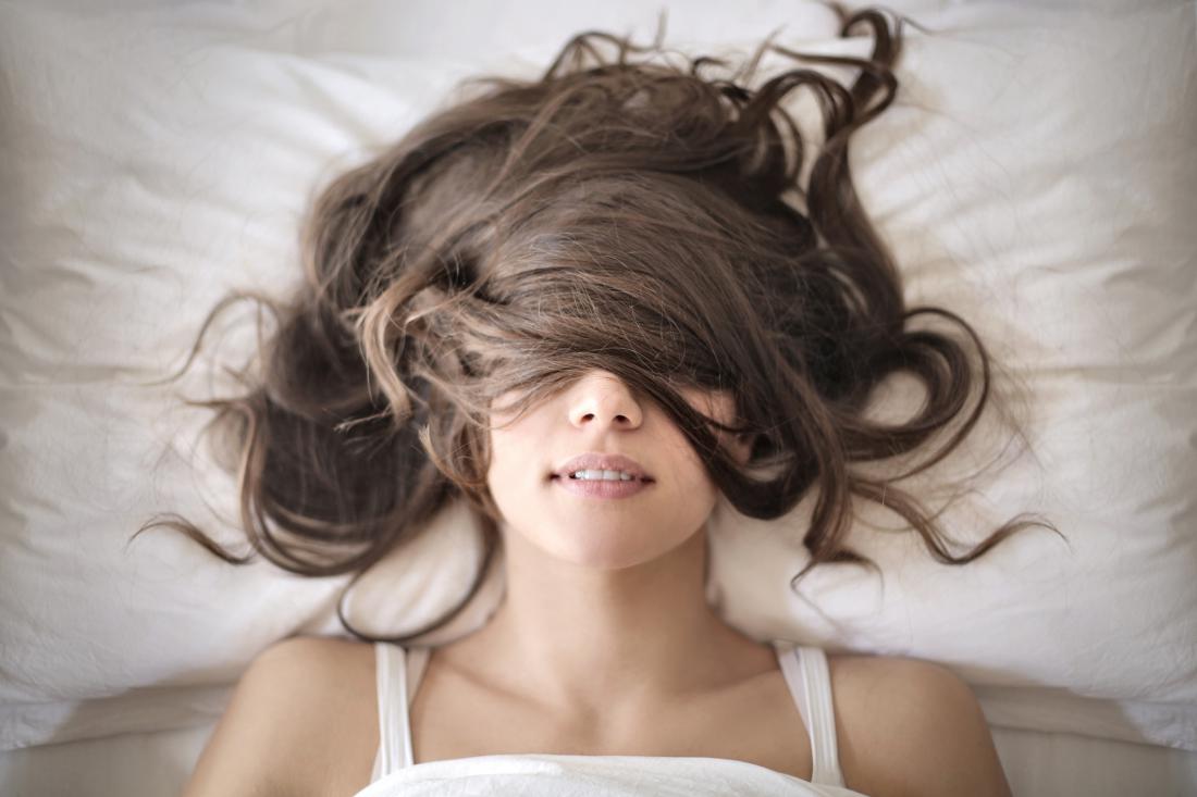 Šest navad, s katerimi med spanjem škodujete lasem