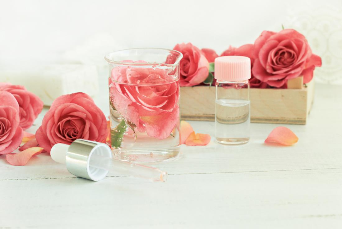 Izjemne lastnosti rožne vode (polepša lase, kožo in poskrbi za zdravo telo)