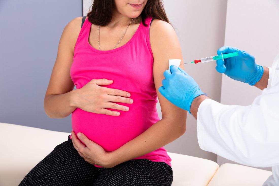 Novi dokazi: Cepljenje proti gripi v nosečnosti ne povzroča avtizma pri otroku