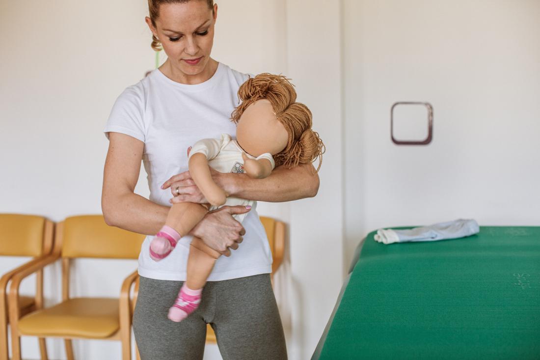 Fizioterapevtka svetuje, kako pravilno previjamo dojenčka (VIDEO)
