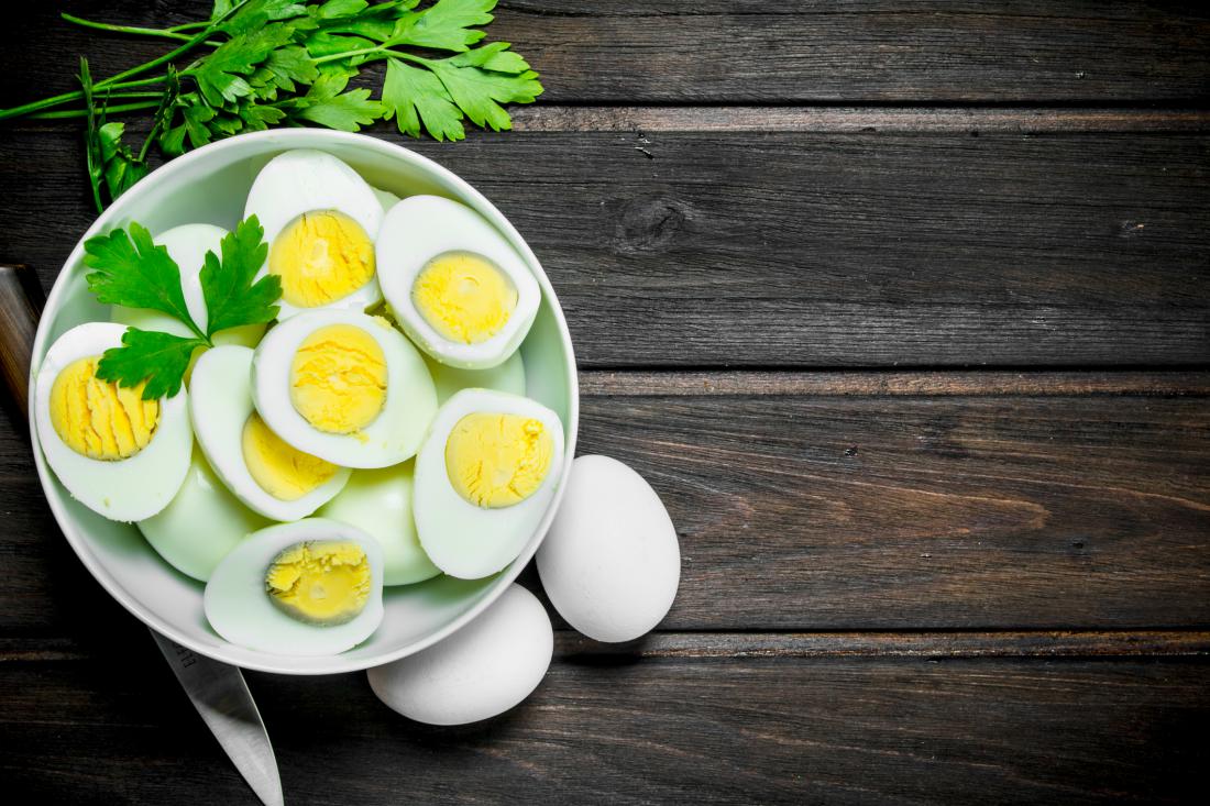 Zato trdo kuhanim jajcem včasih pozeleni rumenjak (in ali je zelenega dobro jesti)