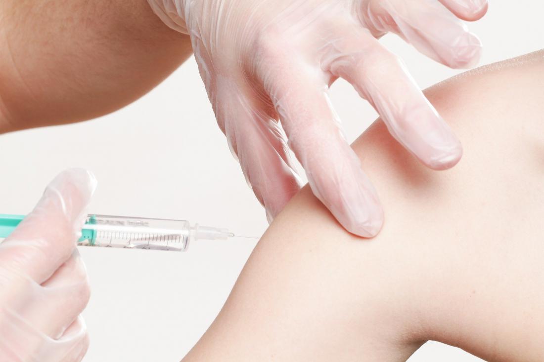 Zakaj se cepivo proti covidu 19 vbrizga ravno v nadlahtno mišico