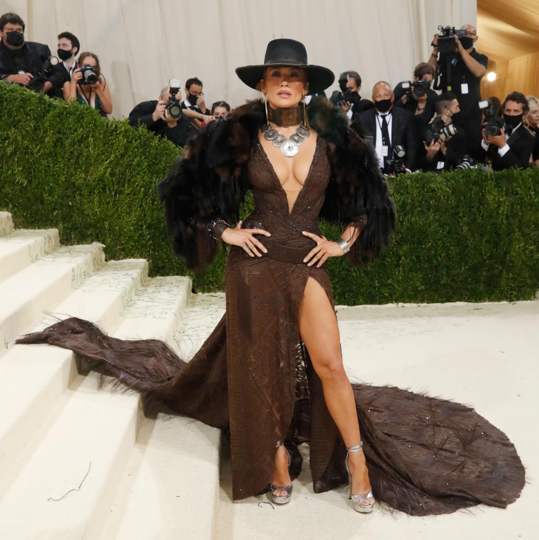 Dolga obleka in kavbojski klobuk: kaj takšnega lahko nosi le J.Lo