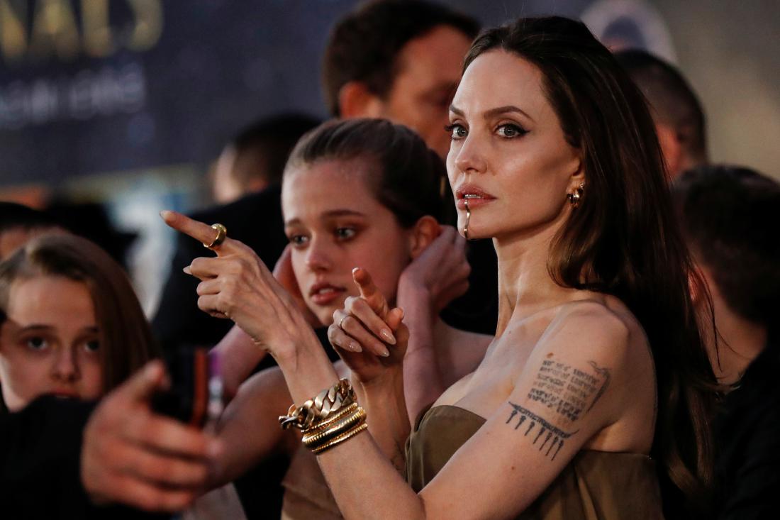 Angelina Jolie na premieri filma blestela v srebrni obleki, a vsi so opazili veliko modno napako
