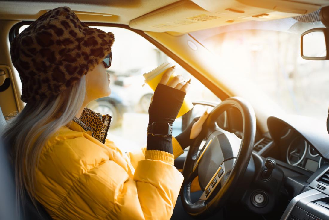 Vožnja v zimski jakni je lahko nevarna, opozarjajo strokovnjaki