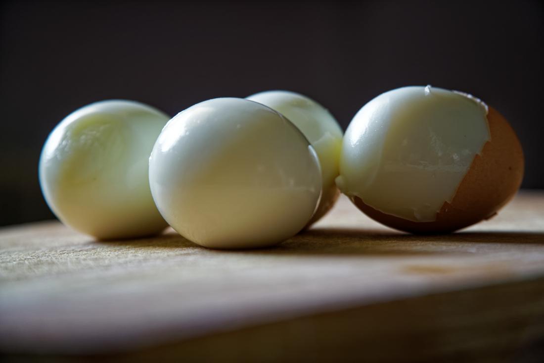 Trik, kako v 8 sekundah olupiti kuhano jajce