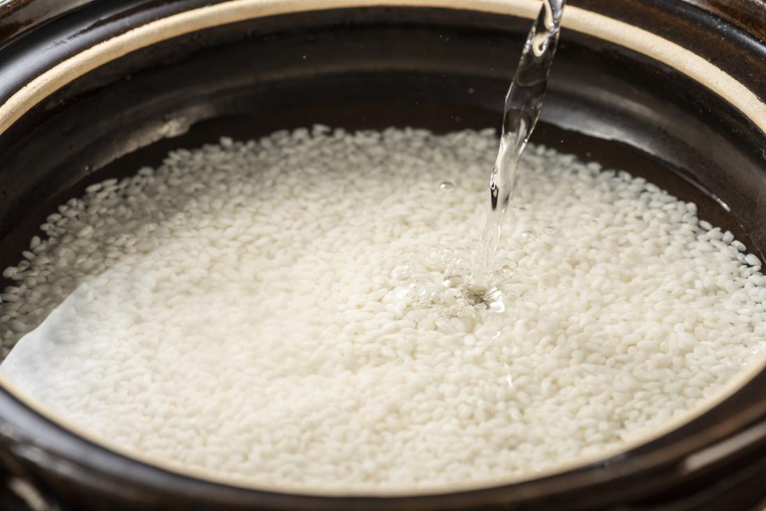 Kako pred kuhanjem pravilno oprati riž (in ja, morate ga!)