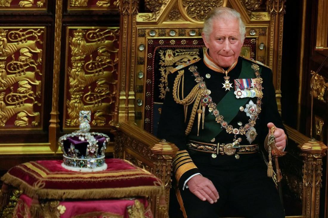 Šok na britanskem dvoru: Camilla noče nositi krone njegove matere