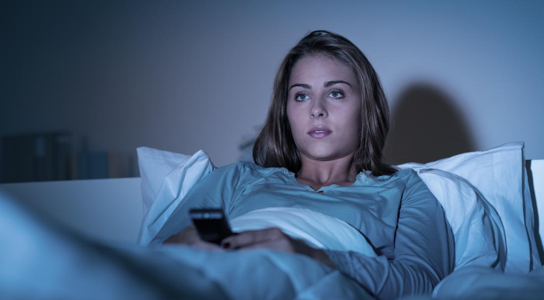 Tako (slabo!) spanje ob prižgani televiziji vpliva na zdravje