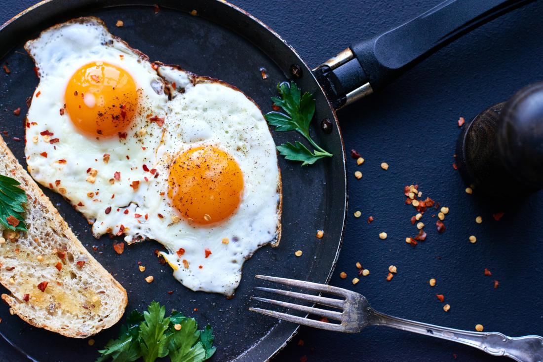 Dve jajci za zajtrk ne zagotavljata dovolj beljakovin (dodajte jima to!)