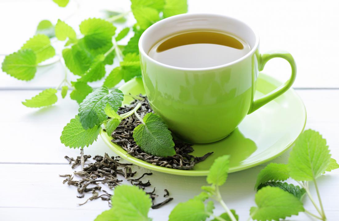 Od bistre juhe do metinega čaja: 12 najboljših pijač za razstrupljanje po praznikih