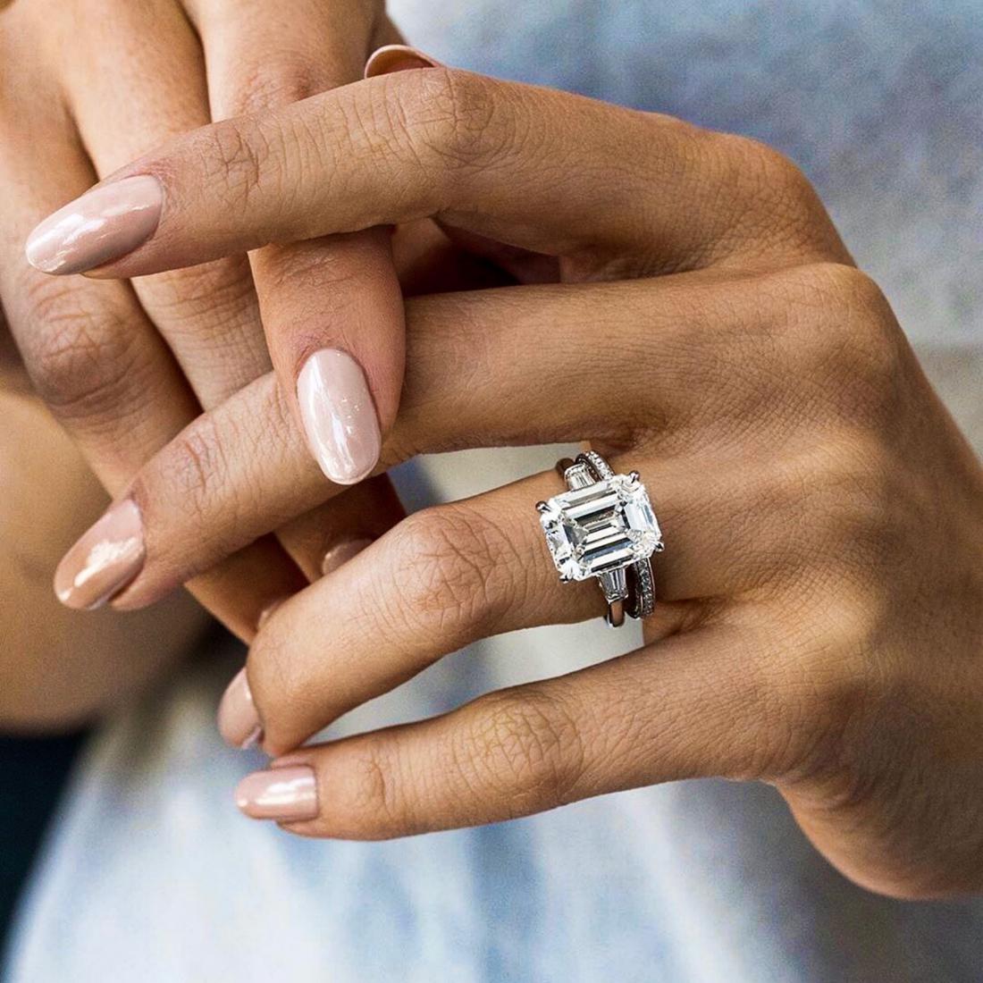 Tako bi v resnici morali nositi zaročni in poročni prstan