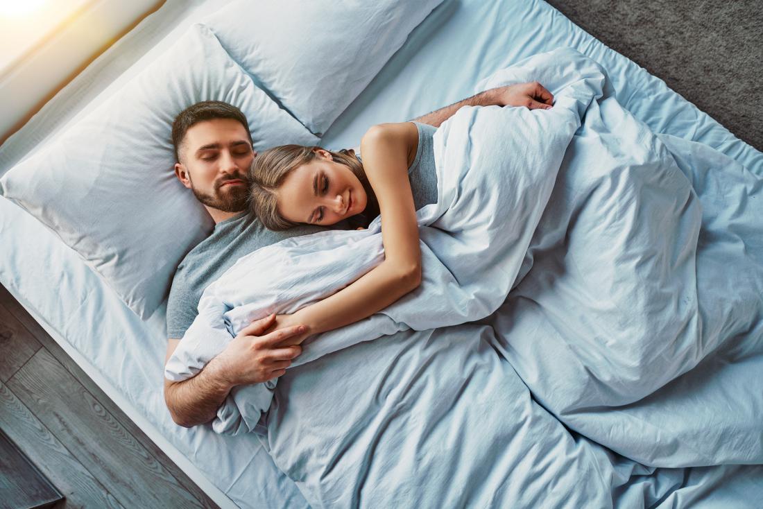 Recept za srečno zvezo: V posteljo 90 minut pred partnerjem
