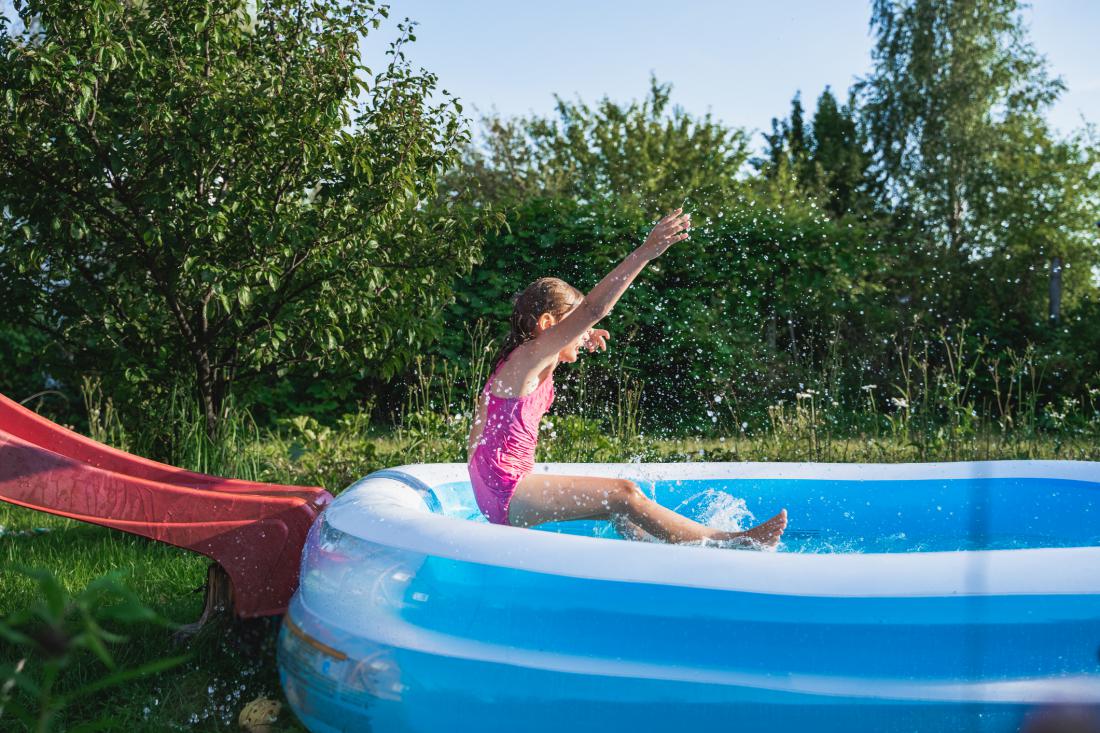 Če imate možnost, poskrbite za ohlajanje v bazenu. Irina Velichkina/Gettyimages