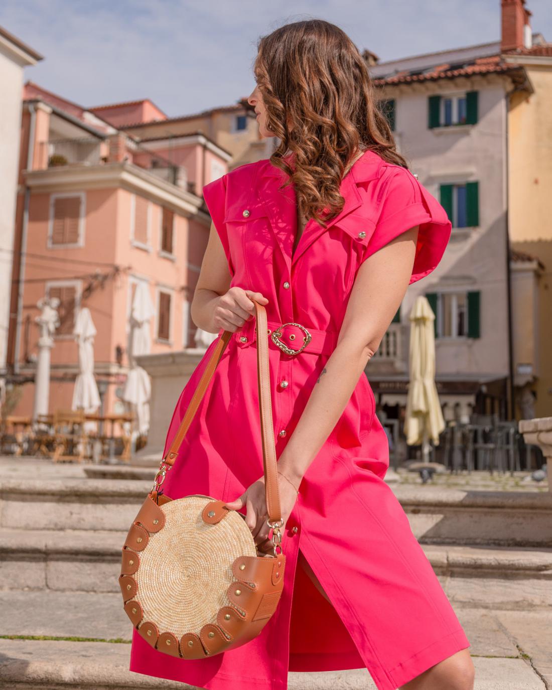 Usnjeno-slamnata torbica je imenitna v kombinaciji z roza obleko Patricie Pie.