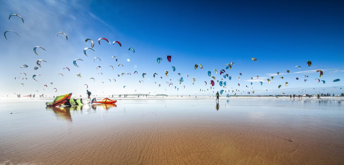 Paleta kajtov v zraku na plaži Essaouira v Maroku. Foto: Szymon Barylski, Getty Images
