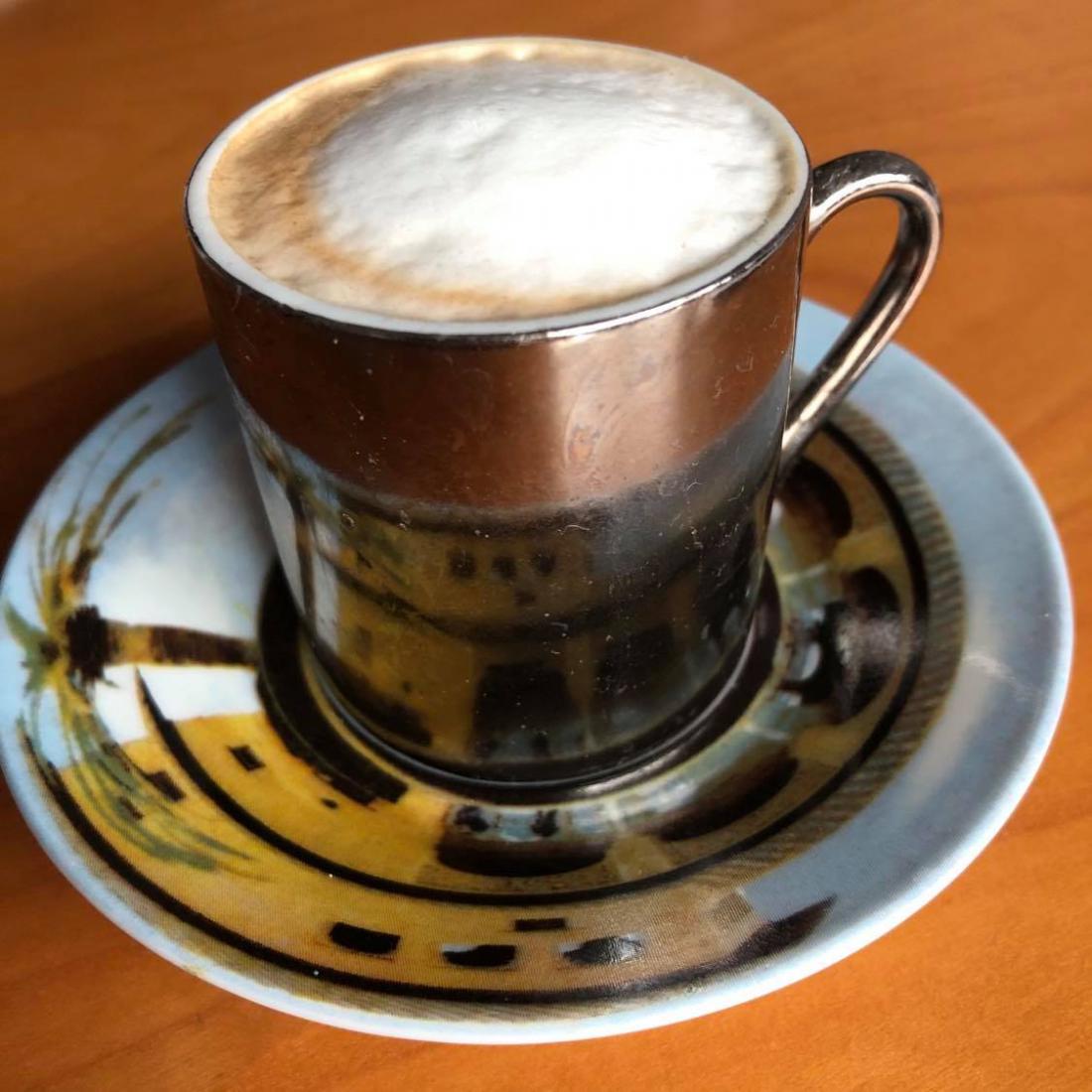 Gogina jutranja kavica- macchiato s spominom na Alhambro iz Granade.