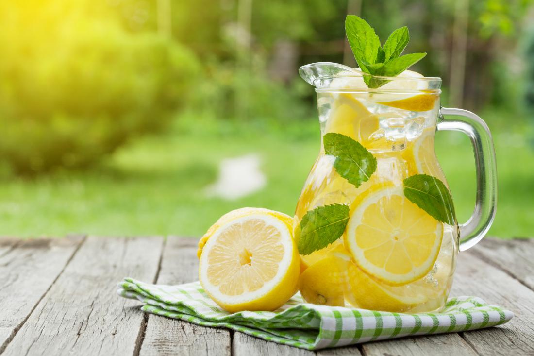 Voda z limono odžeja in ohlaja telo.
