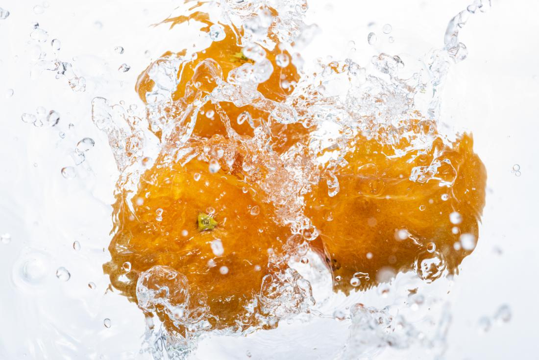Čeprav njihovega olupka ne pojemo, bi morali mandarine pred uživanjem oprati.