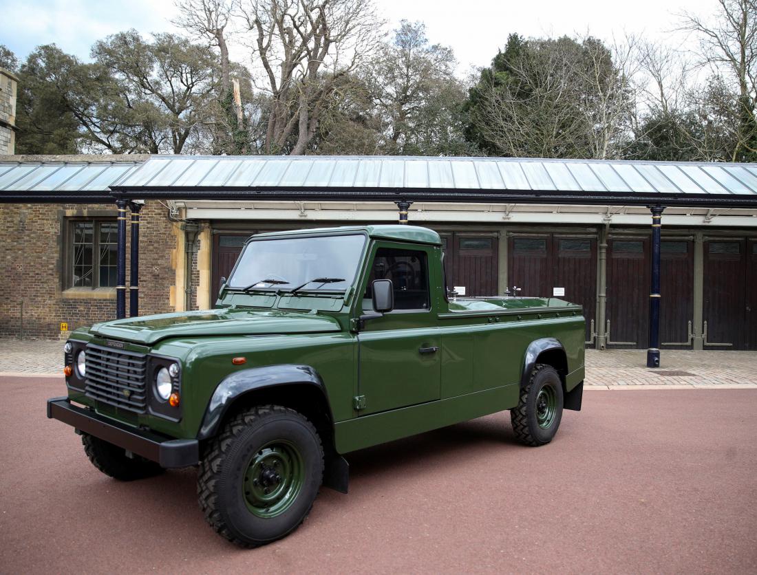 Posebno vozilo Land Rover za prevoz krste je oblikoval pokojni princ Filip.