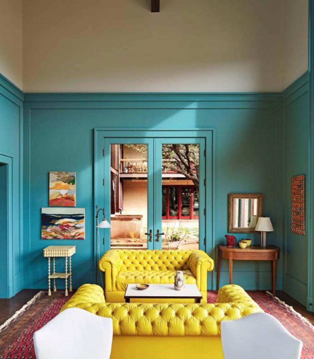 Pri House Beautiful so v središče turkizne sobe postavili markantni rumeni zofi. 