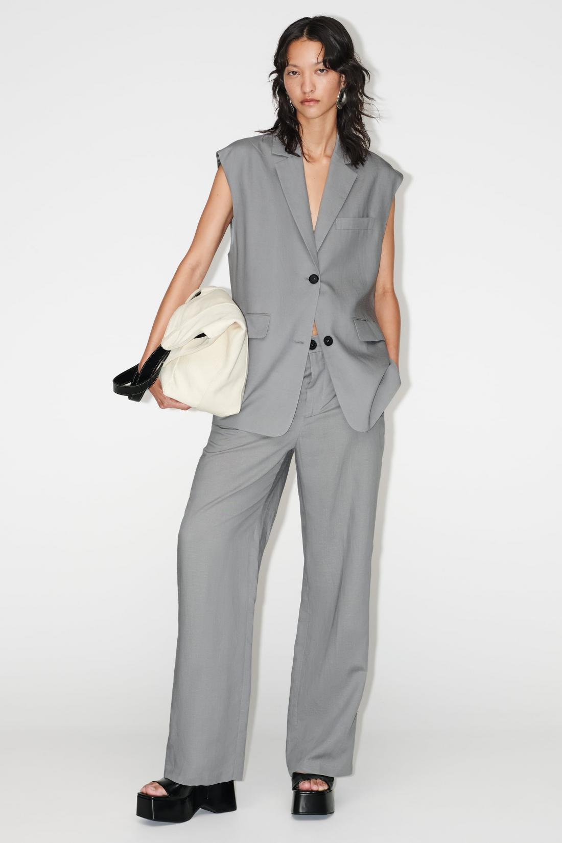 Siv komplet Zara, hlače 39,95€, brezrokavnik 49,95€