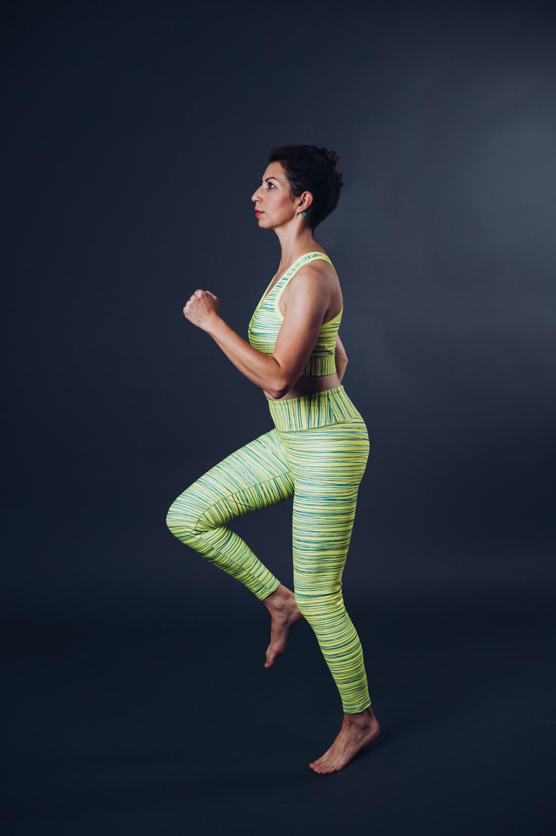 Oblačila živahnih barv so namenjena teku, aerobni vadbi in vajam za moč. Da nas še dodatno motivirajo. Foto: Doris Markač
