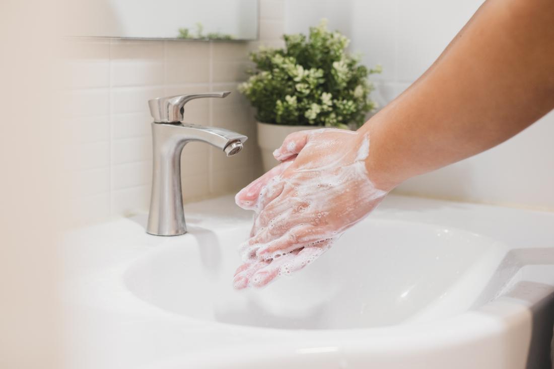 Umivanje rok je najpomembnejša zaščita pred mikrobi. Foto:  Nattakorn Maneerat/GettyImages